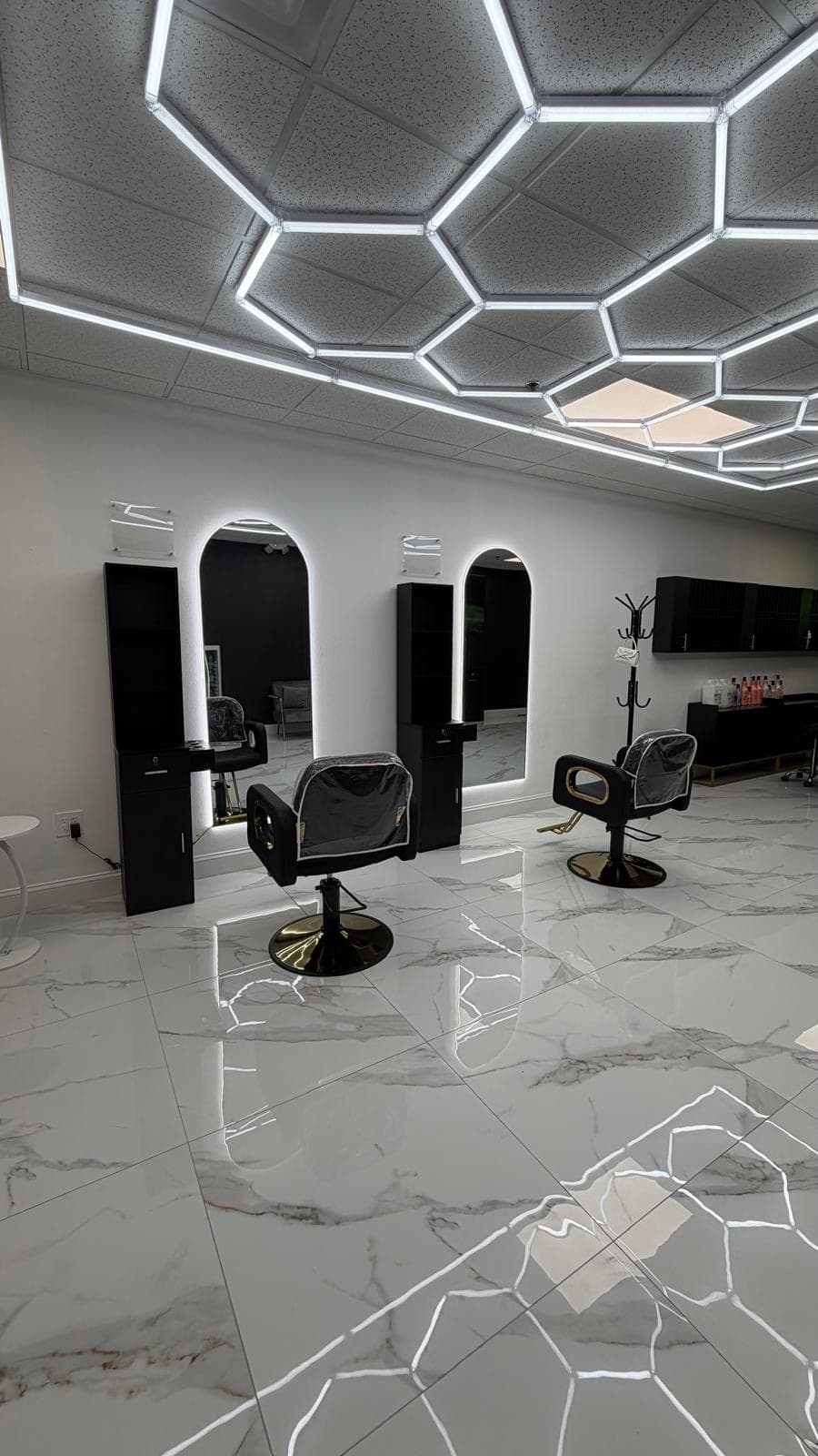 Beauty in Black ā Beauty Space for Rent in Tampa 2